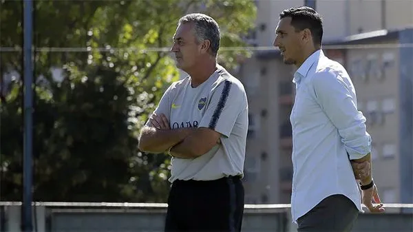 Nicolás Burdisso junto a Gustavo Alfaro, DT de Boca