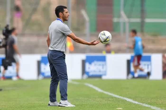 MEXSPORT Lozano toma el balón durante el partido