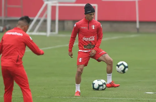 EFE Yotún durante un entrenamiento con la escuadra blanquirroja