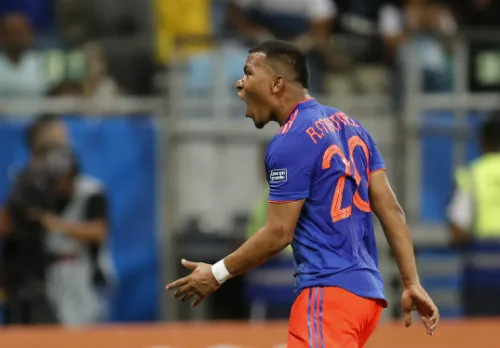 Roger Martínez celebra una anotación ante Argentina