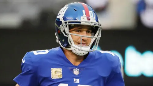AP Eli Manning calienta previo a un partido con New York Giants