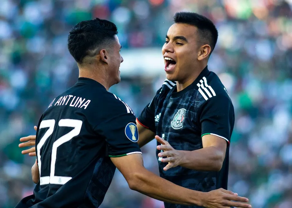 Antuna y Rodríguez celebran la anotación del Tri