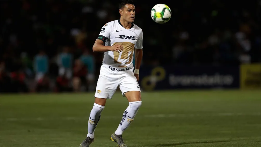 DANIEL GÁMEZ Pablo Barrera conduce el esférico en duelo con Pumas