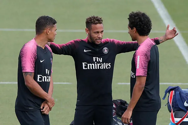 AP Neymar platica con compañeros del PSG
