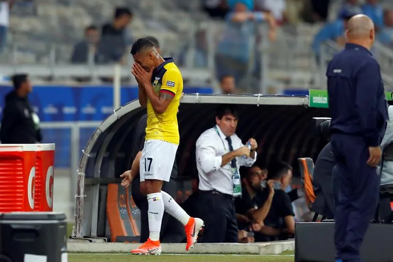 EFE Quintero abandona el campo tras ser expulsado