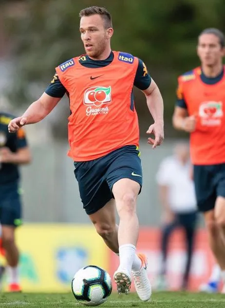 INSTAGRAM @arthurhmelo Arthur durantela práctica de Brasil