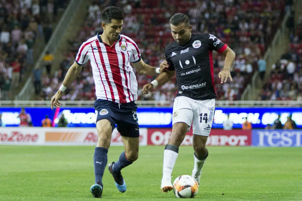 IMAGO7 Jesus Molina y Bryan Rabello luchan por la redonda