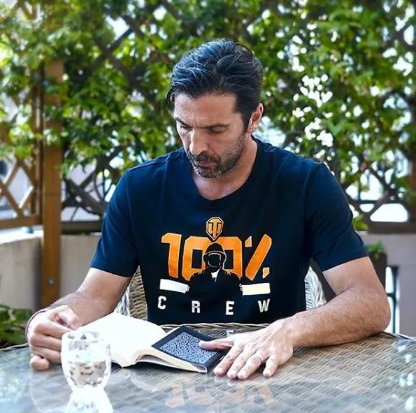 Buffon leyendo un libro