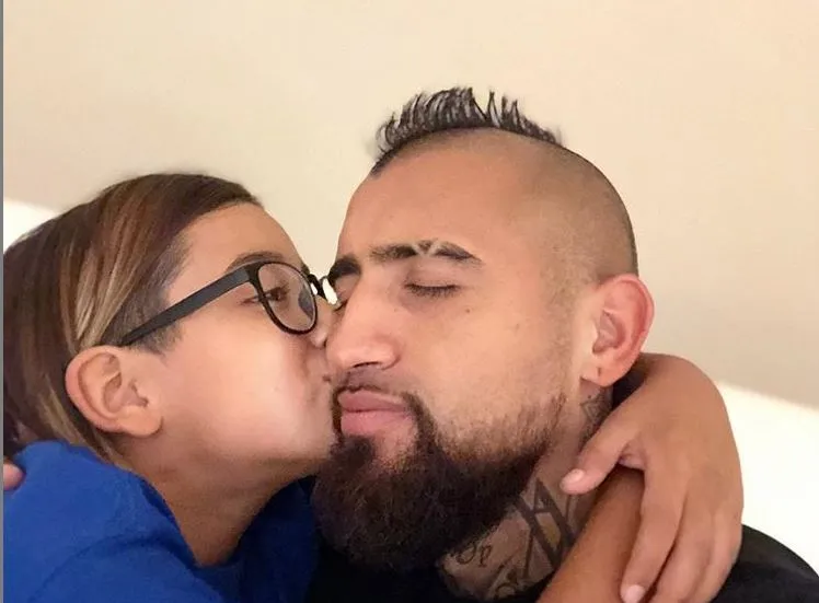INSTAGRAM @MONITOVIDAL7OFICIAL Vidal recibe un beso de su hijo