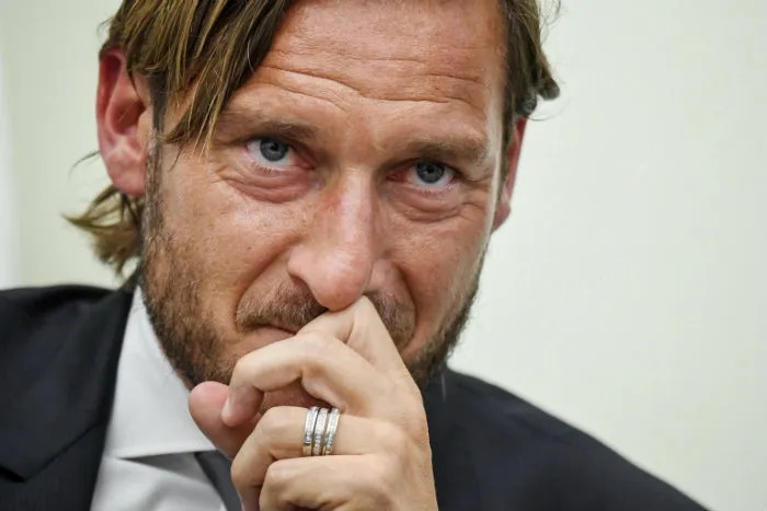 Totti anunciando su salida de la Roma
