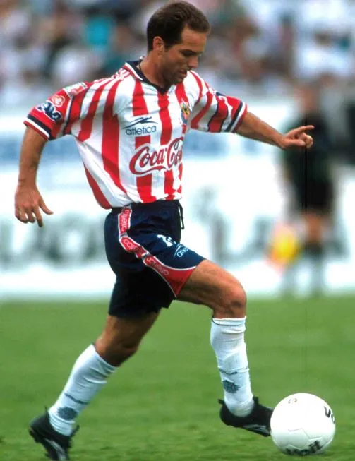 MEXSPORT Luis García conduce el esférico defendiendo los colores de Chivas