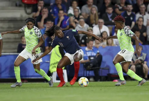 AP Kadidiatou Dian disputa un balón con Chikwelu y Ngozi Ebere