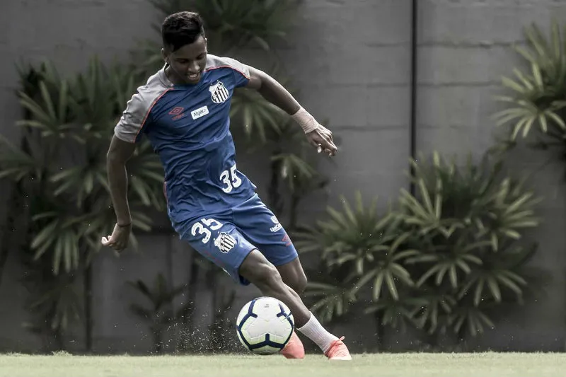 Rodrygo en un entrenamiento con Santos