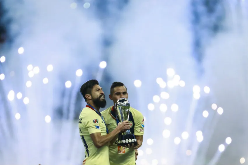 IMAGO7 Peralta y Aguilar cargan el trofeo de la Liga MX