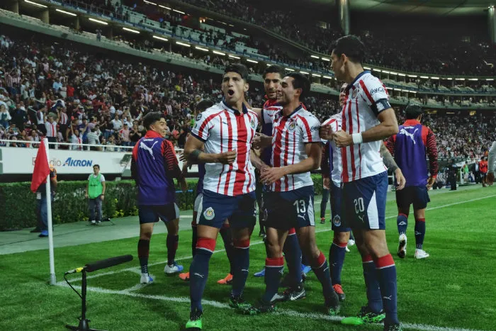 IMAGO7 Jugadores de Chivas en festejo de gol
