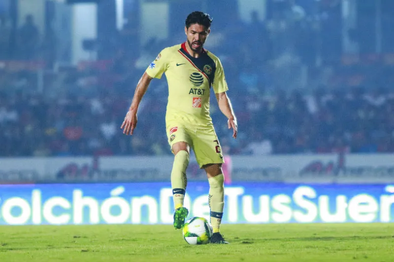 IMAGO7 Oribe controla el balón en un juego del América