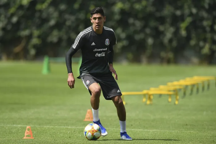 Edson Álvarez en entrenamiento con el Tri