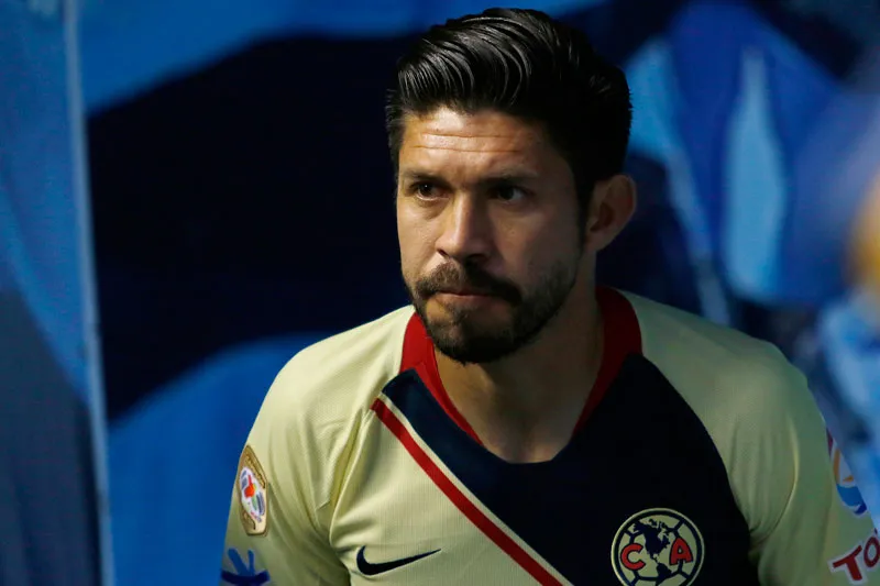 IMAGO7 Oribe Peralta salta al campo con el uniforme del América
