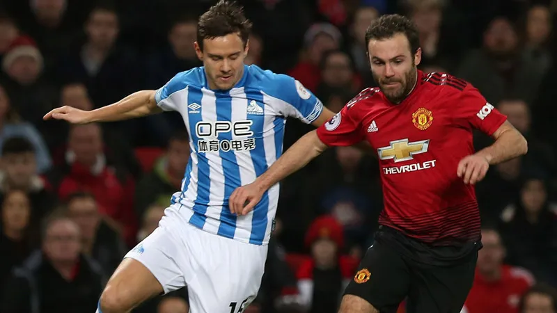 FACEBOOK @ManchesterUnited Mata pelea un esférico en la Premier League