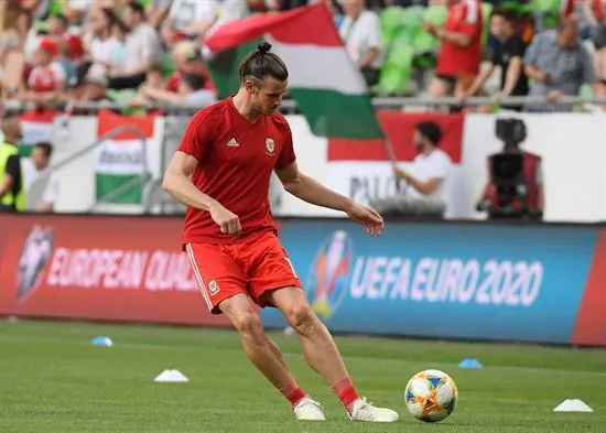 Bale, durante calentamiento de Gales