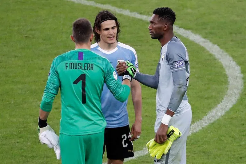 EFE Cavani y Muslera se felicitan tras juego contra Ecuador