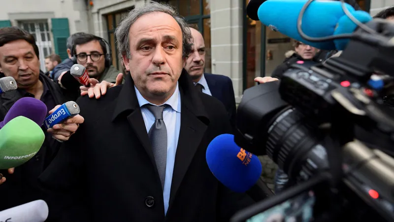 EFE Platini, rodeado por periodistas tras una reunión de FIFA