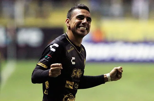 Alonso Escobza festeja un gol con Dorados