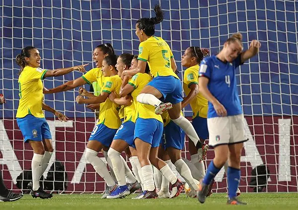AP La escuadra brasileña celebra el tanto de Marta