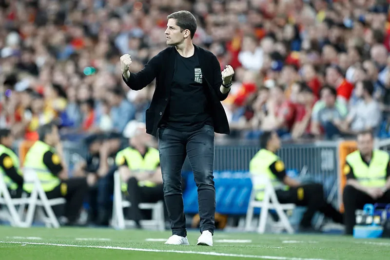 Robert Moreno observa un partido de la selección española