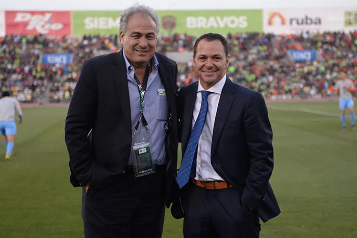 IMAGO7 Navarro y Santiago Baños antes de un partido