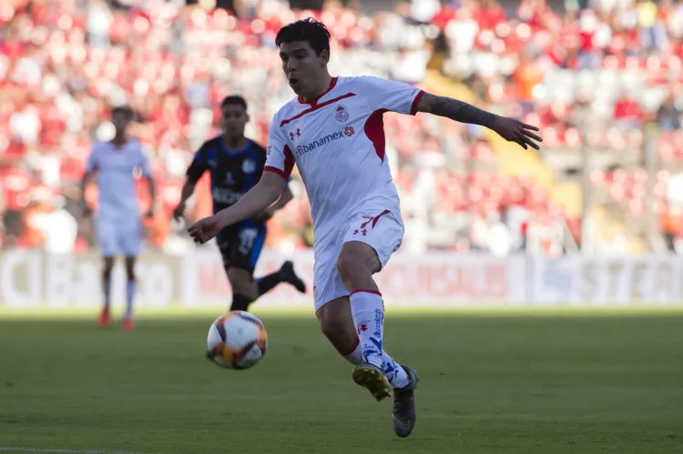 Quick Mendoza conduce el esférico en un duelo con Toluca