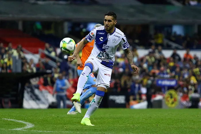 El jugador en un duelo de los Tuzos