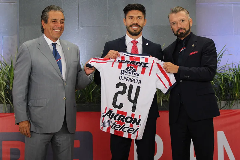 IMAGO7 Oribe Peralta en su presentación con Chivas