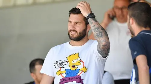 André Pierre Gignac observa el partido de México en Toulon