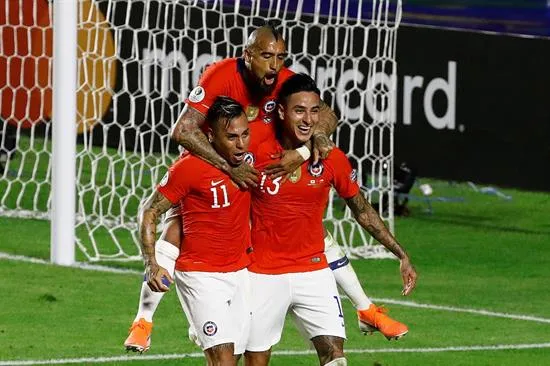 Jugadores de Chile festejan en goleada contra Japón