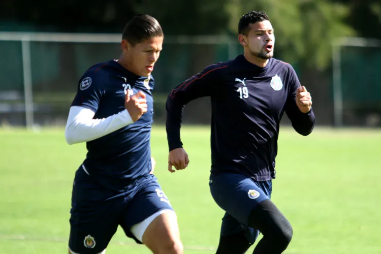 IMAGO7 Godínez y Madrigal, durante un entrenamiento con Chivas