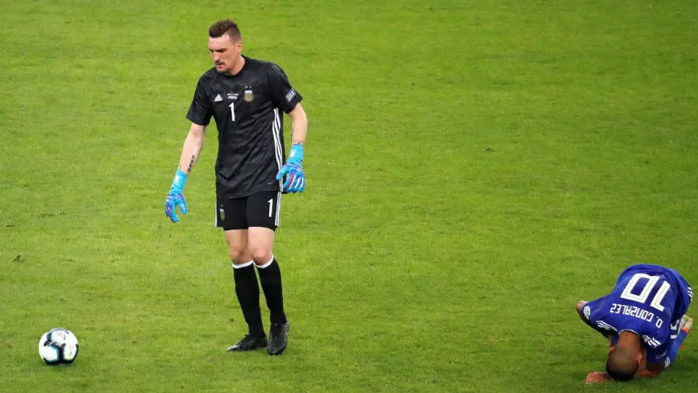 TWITTER @SrFutbolPy Franco Armani comete una falta sobre Derlis González