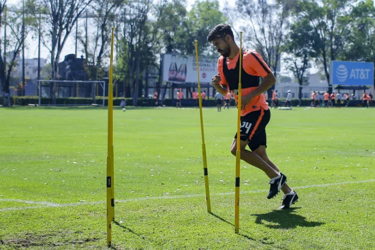 Oribe Peralta, durante un entrenamiento con América