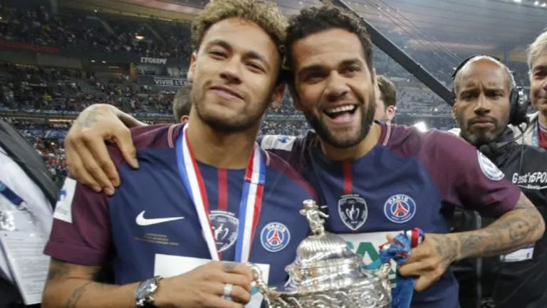 Neymar y Dani Alves levantando un trofeo con el PSG