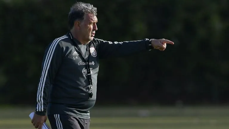 IMAGO7 Gerardo Martino dirige una práctica de la Selección Nacional