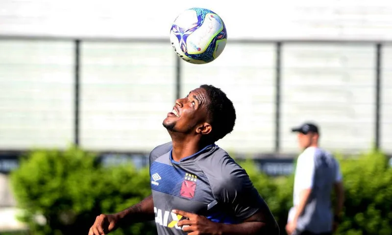 Thalles domina el balón con la cabeza en una práctica