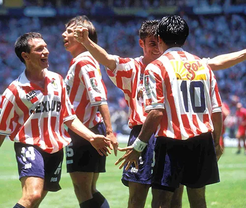 MEXSPORT Jugadores de Chivas celebran uno de los goles en la Final del Verano 1997