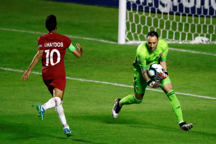 EFE David Ospina se queda con el esférico en el duelo vs Qatar