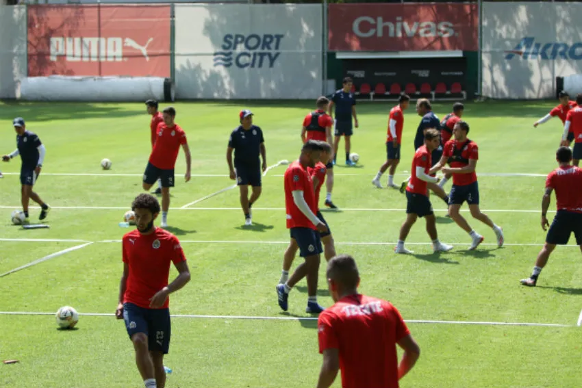 IMAGO7 Chivas durante entrenamiento en Verde Valle