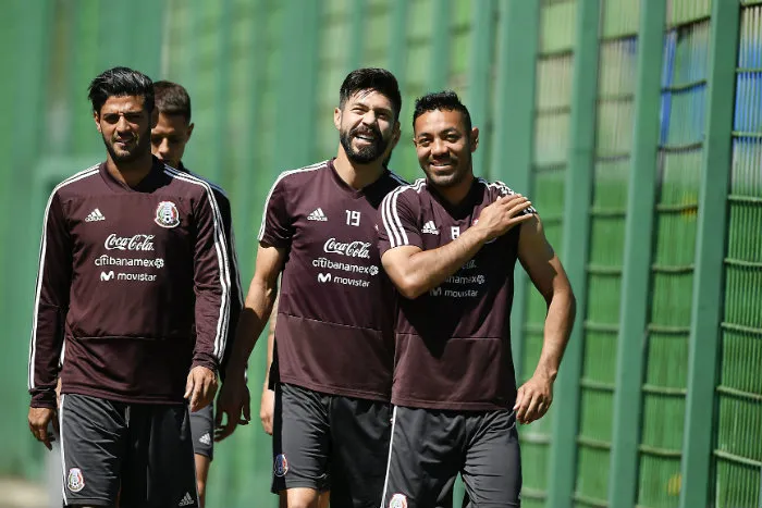 IMAGO7 Oribe, Carlos, Vela y Marco Fabián en un entrenamiento con el Tri en 2018