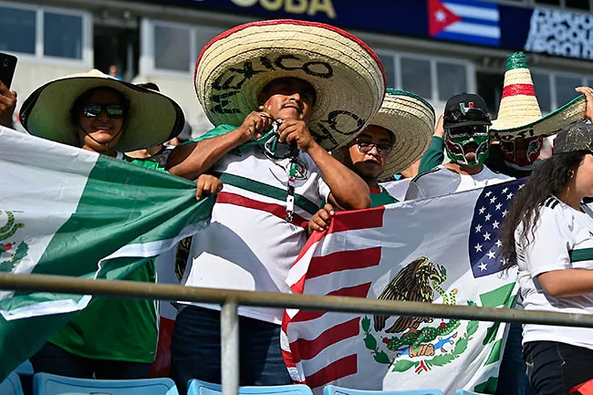IMAGO 7 Aficionados de México, en las tribunas del Bank of America Stadium