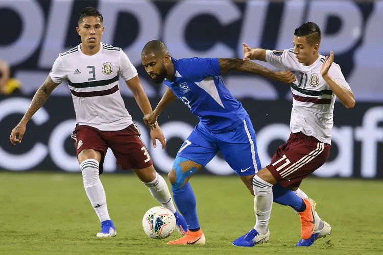 IMAGO7 Piojo Alvarado intenta detener el juego de Kevin Parsemain