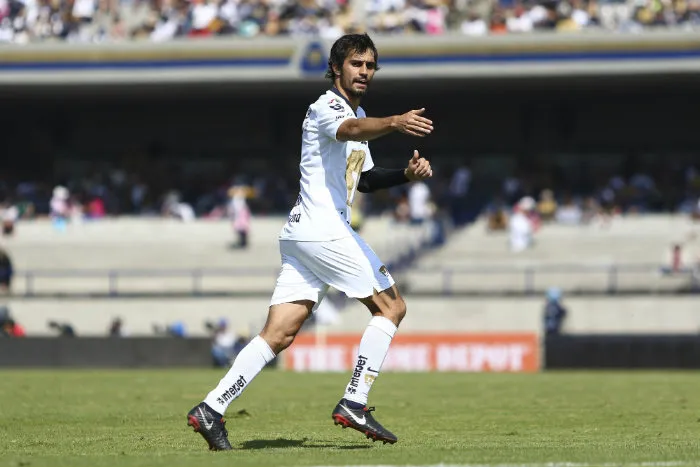 Arribas durante un partido con Pumas