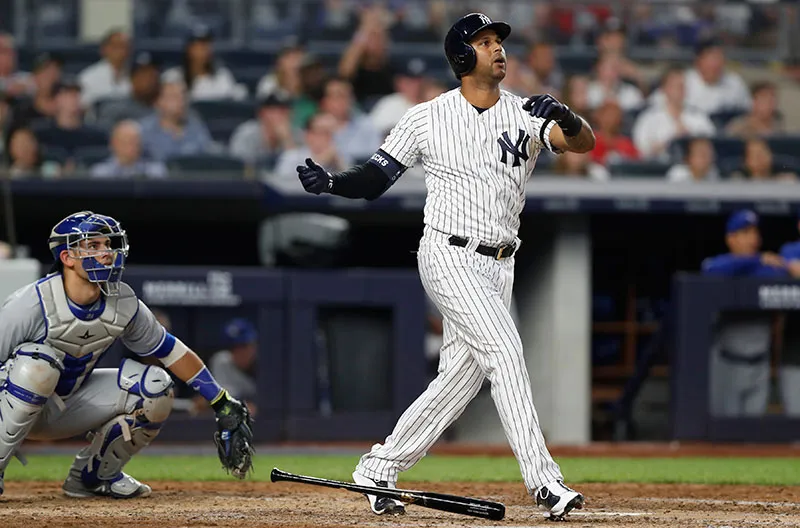 Aaron Hicks contecta un jonrón