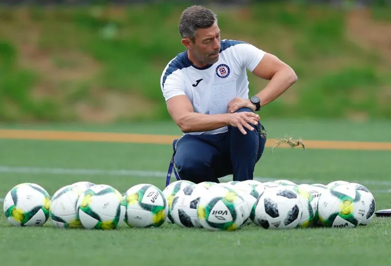 Caixinha junto a varios balones